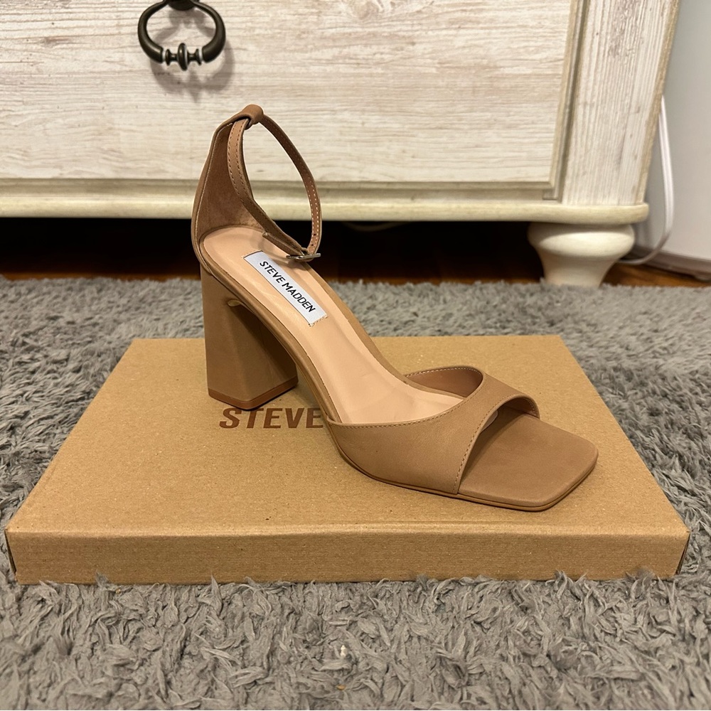 Steve Madden Margot Camel Nubuck Heels (Size 8). New, never worn.